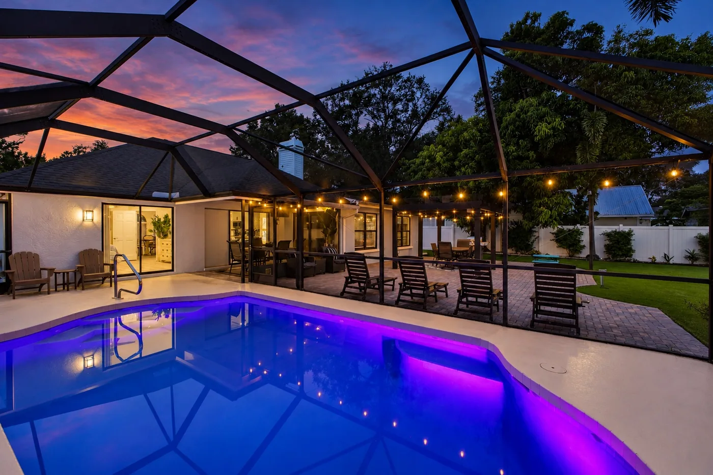 Pickleball Pool Home Retreat — Screened pool at twilight