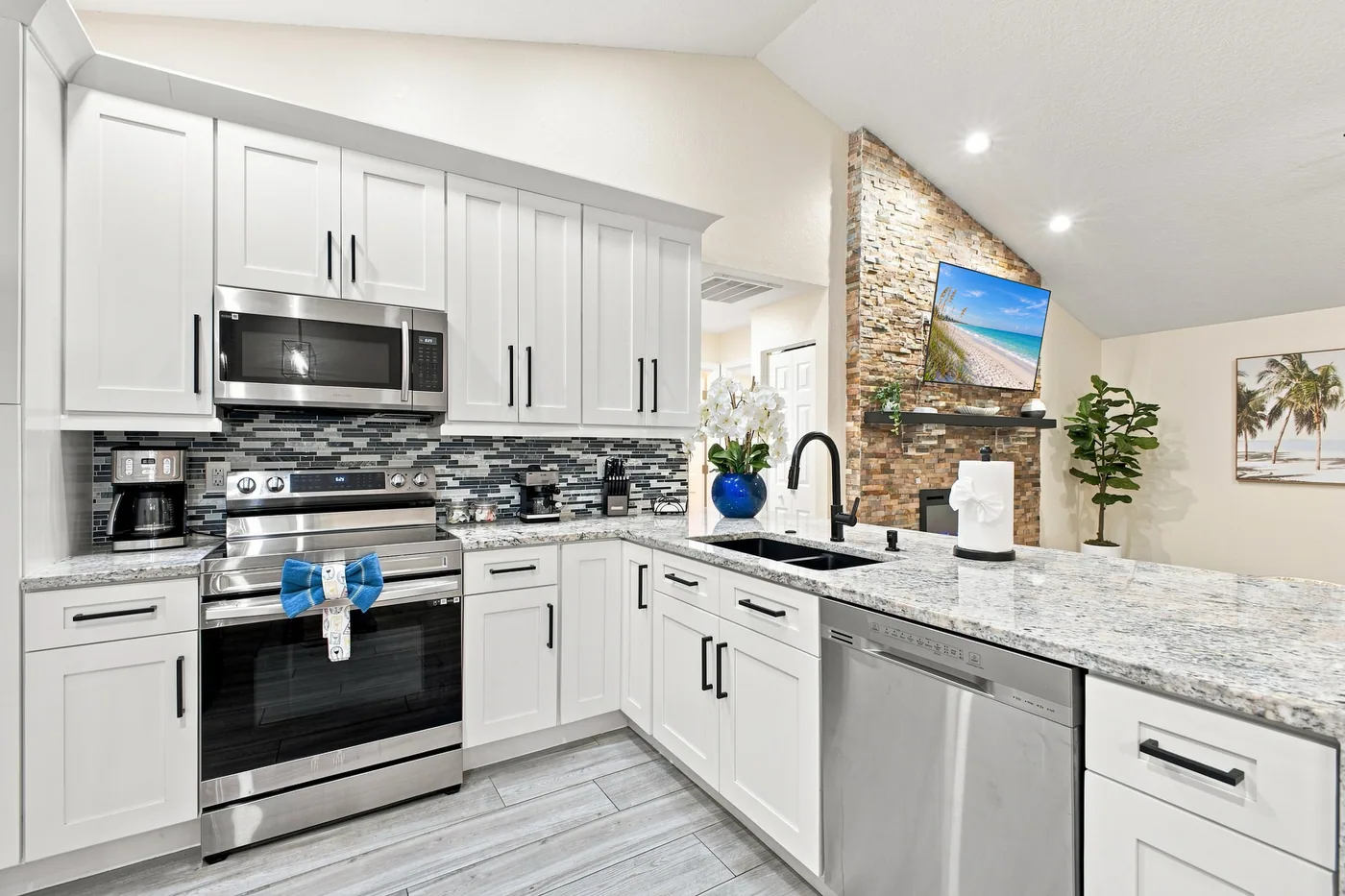 Pickleball Pool Home Retreat — Kitchen and breakfast bar