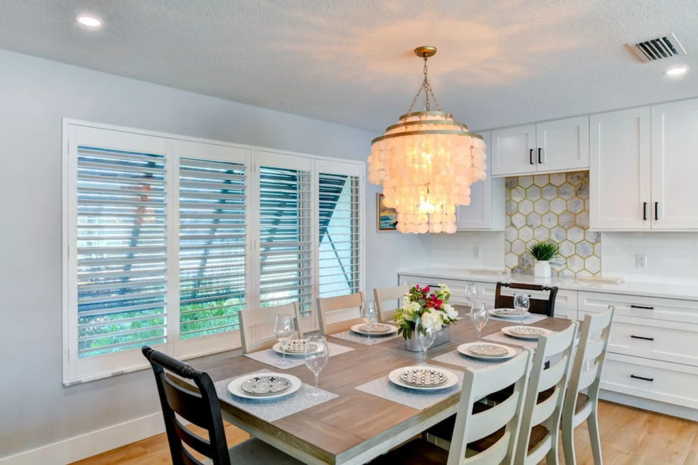 Dockside Dreams — Dining area